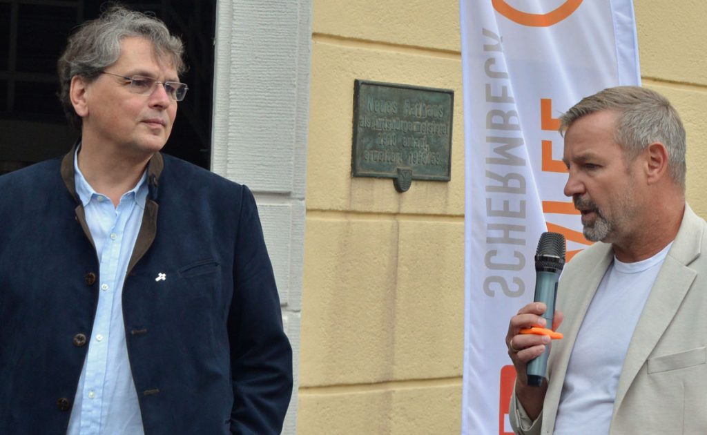 Michael van Meerbeck Caritas und Bürgermeister Mike Rexforth