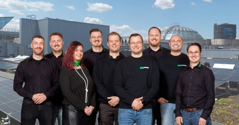 „Das Team von kWhoch2 (v.l.n.r.): Michel Aumann, Dennis Kaiser, Sabrina Erwig, Nick Weidemann, Sean Goodridge, Richard Essmann, Moritz Liebert, Lukas Kurig und Simon Patt. Foto: kwHoch2