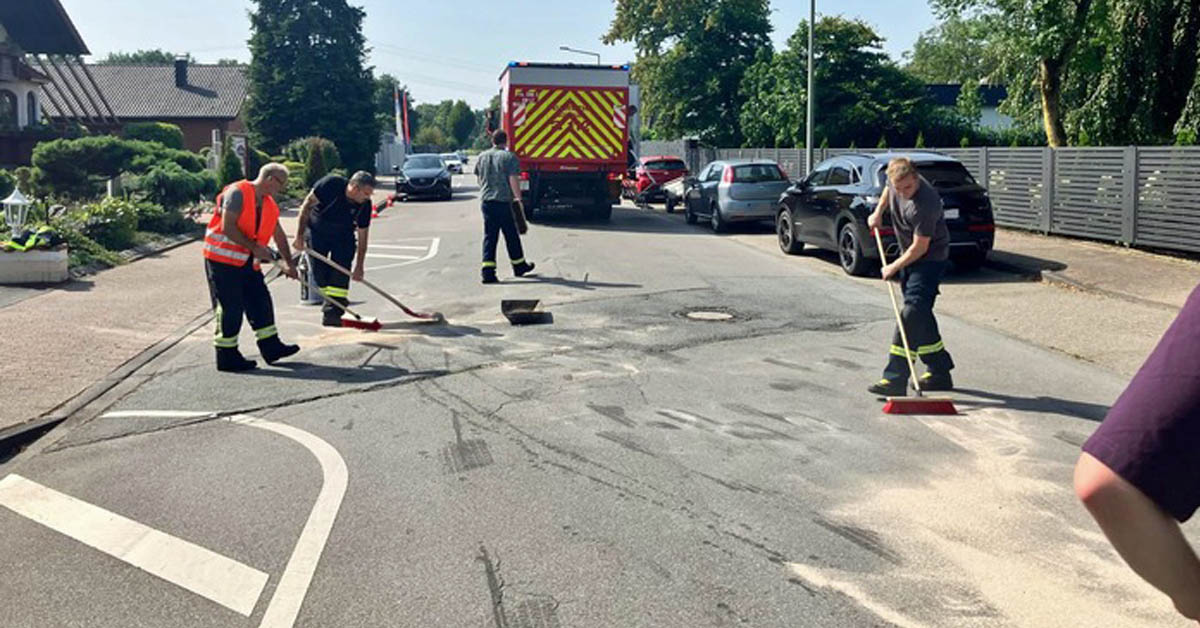 Feuerwehr Schermbeck beseitig Oelspur