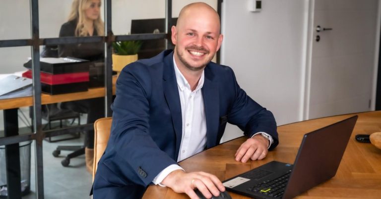 Marcel Wengrzyk in seinem Büro in Dorsten-Stadtsfeld – seit 10 Jahren engagierter Ansprechpartner für Versicherungs- und Finanzberatung