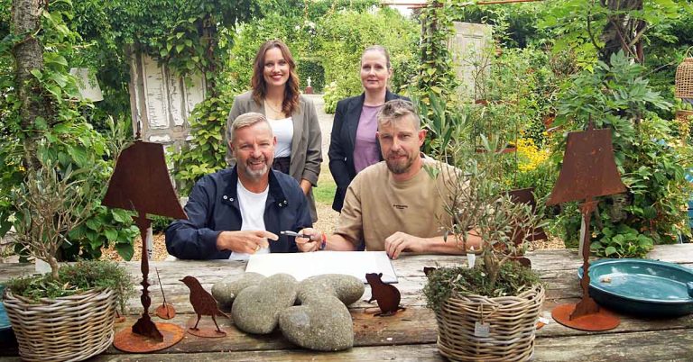 Mike Rexforth und Michael Rittmann stellen neuen Trauort in Schermbeck-Uefte für heiratswillige Paare vor