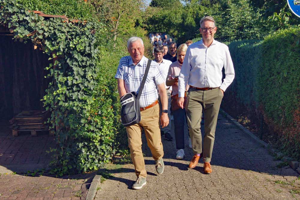 Rainer Gardemann und Ingo Brohl beim Rundgang durch Schermbeck. 