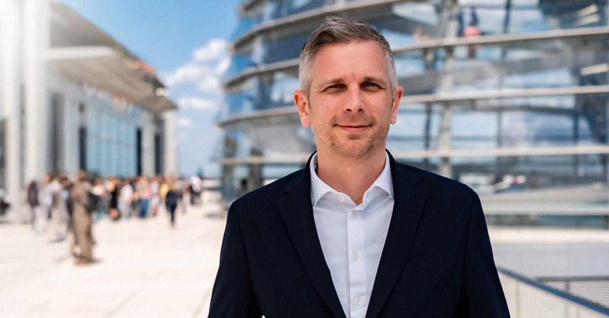 Bundestagsabgeordneter Sascha van Beek spricht über die Zukunft der Apothekenversorgung