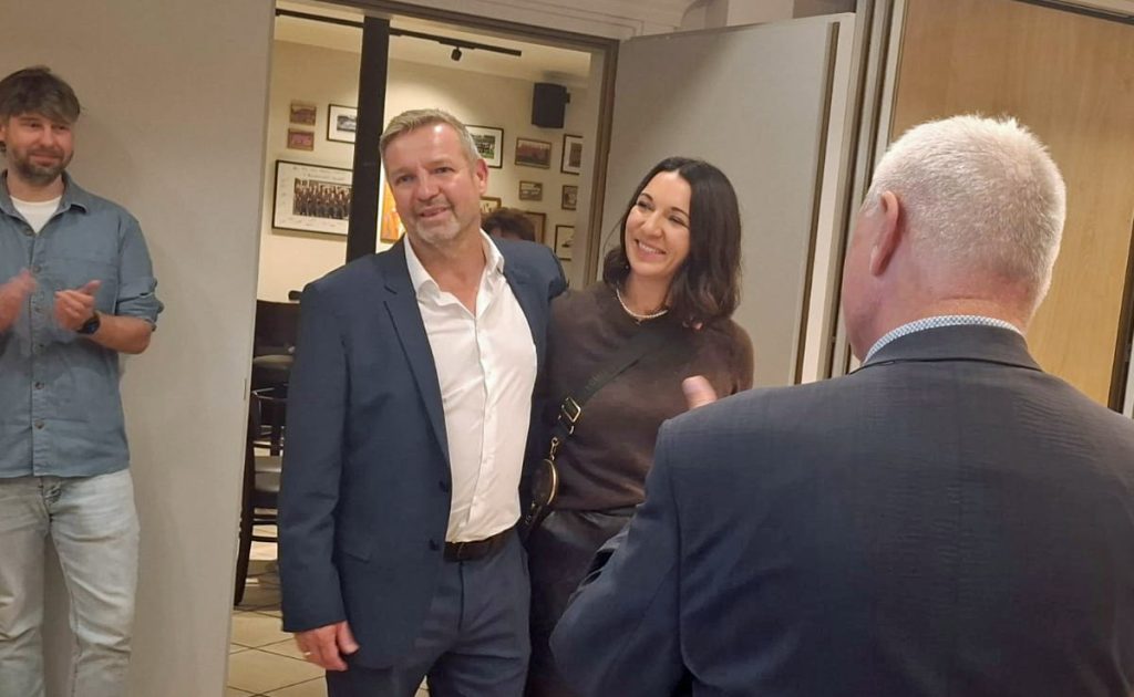 Bürgermeister Mike Rexforth CDU Schermbeck und Ehefrau Ann-Christin nach der Wahl