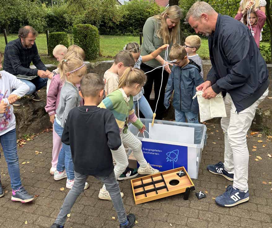 Die Gemeinschaftsgrundschule Schermbeck freut sich über ein Westenergie Bewegungspaket