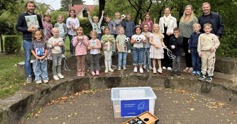 Die Gemeinschaftsgrundschule Schermbeck freut sich über ein Westenergie Bewegungspaket