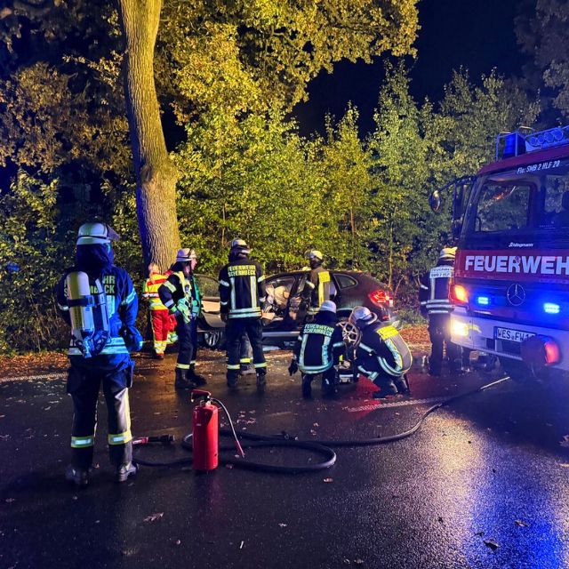 Einsatzkräfte der Feuerwehr Schermbeck sichern die Unfallstelle auf der B58, nachdem ein Pkw gegen einen Baum geprallt war. Foto: Feuerwehr Schermbeck