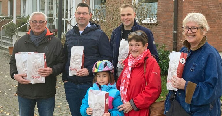 CDU-Ortsverbände besuchen Schermbecker Heime und verteilen Weckmänner an Bewohner und Pflegekräfte.