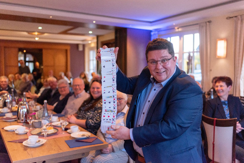 Ehrung Jubilare der  Volksbank Schermbeck -  Zauber-Comedian Erasmus Stein