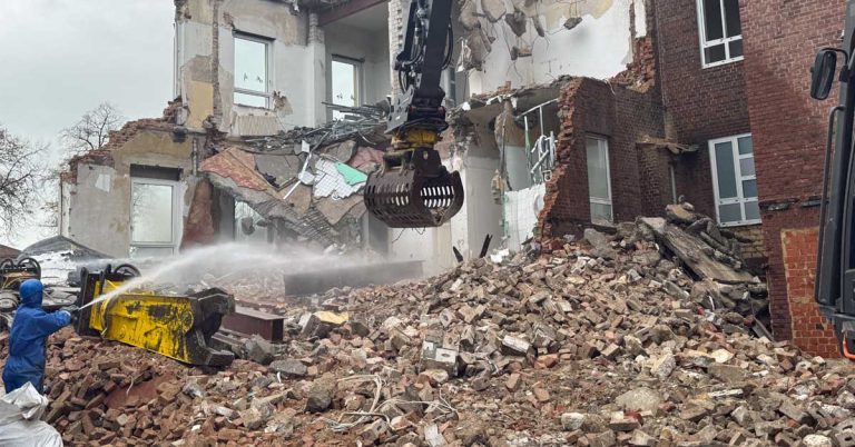 Das Foto zeigt den Abriss des alten Kranhauses in Schermbeck.