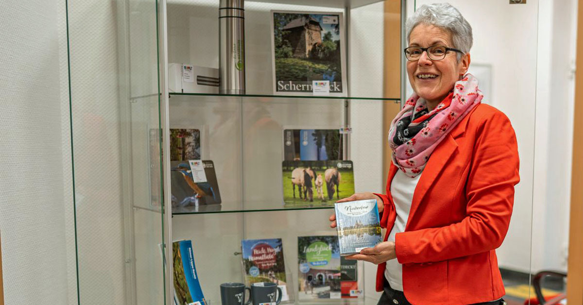Birgit Lensing präsentiert ein regionales Weihnachtsgeschenk in der Tourist-Information Schermbeck.