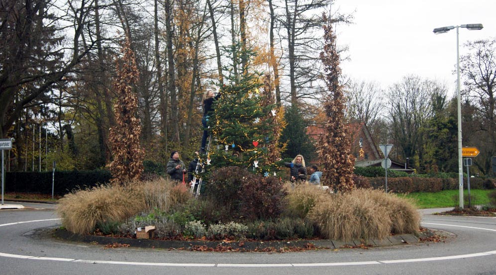 Schützengilde Altschermbeck schmückt Weihnachtsbaum in Altschermbeck