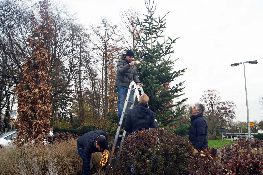 Kilian Schützengilde Altschermbeck schmückt Weihnachtsbaum in Altschermbeck