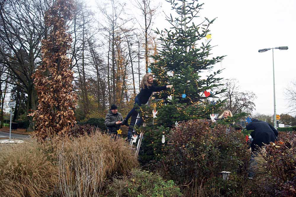 Schützengilde Altschermbeck richtet Weihnachtsbaum am Ortseingang her