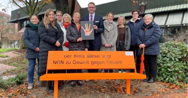 Landrat Ingo Brohl weiht vor dem Kreishaus Wesel die orangefarbene Bank als Zeichen gegen Gewalt ein.