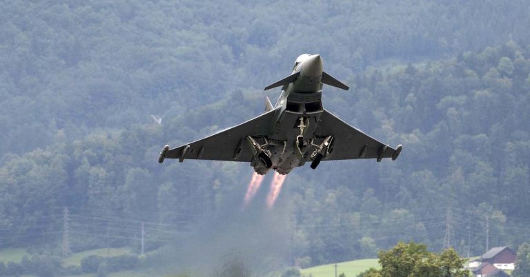 Eurofighter Tiefflieger Kampfjet