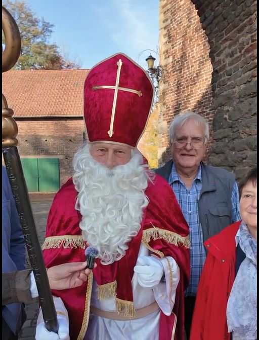 Der Nikolaus kommt zum Weihnachtsmarkt der Begegnung nach Schermbeck