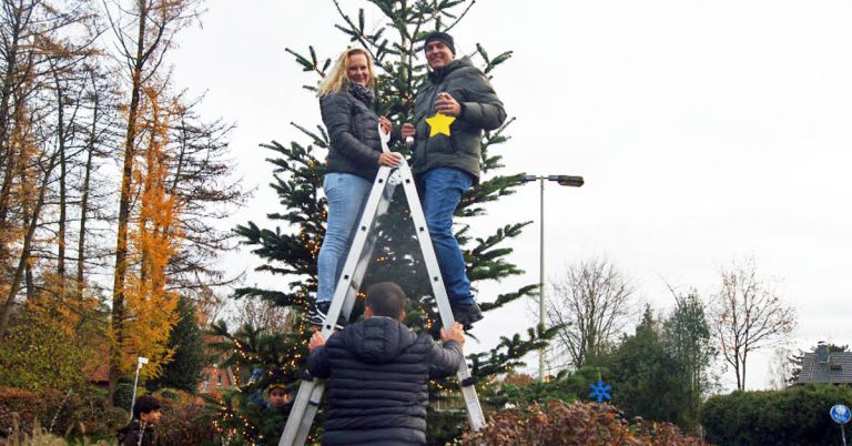 Aufgestellter und geschmückter Weihnachtsbaum der Schützengilde Altschermbeck am Verteilerkreis.