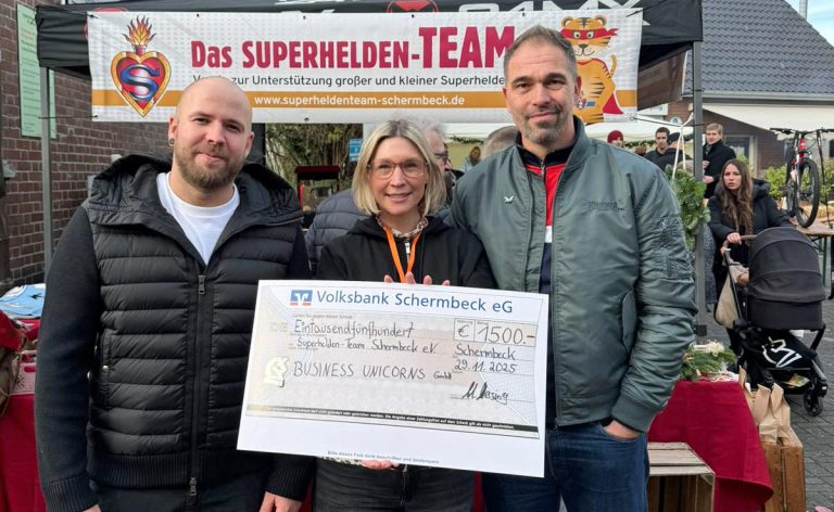 Spende über 1.500 Euro beim Weihnachtsmarkt der Begegnung für das Superhelden-Team