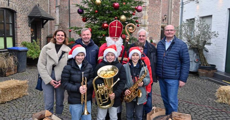 Offizielle Eröffnung mit Nikolaus beim Weihnachtsmarkt der Begegnung