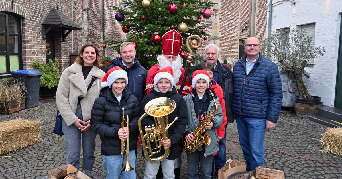 Offizielle Eröffnung mit Nikolaus beim Weihnachtsmarkt der Begegnung