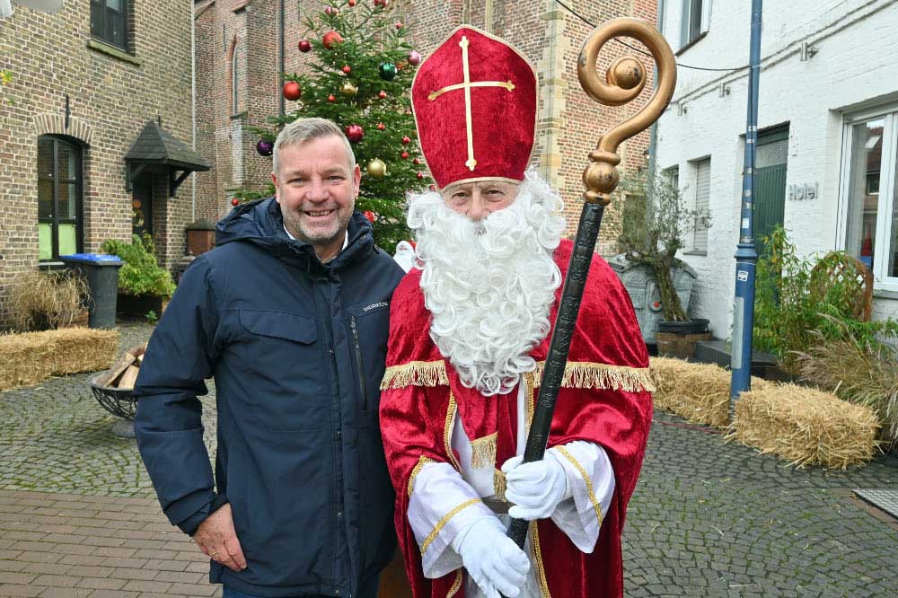 Bürgermeister Mike Rexforth und der Nikolaus in Schermbeck