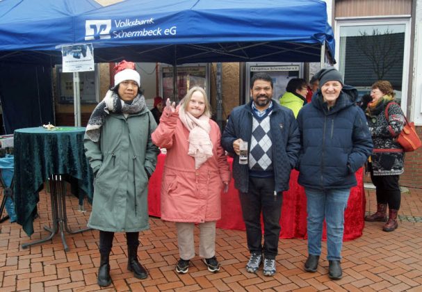 Xavier Mupalla beim Weihnachtsmarkt der Begegnung in Schermbeck mit Besuchern
