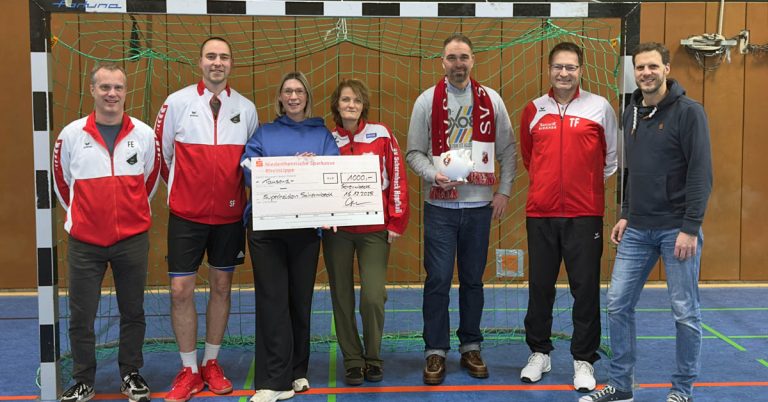 Der Nikolaus kam zu den Superhelden: Handballer des SV Schermbeck sammeln Spenden für das Superhelden-Team.