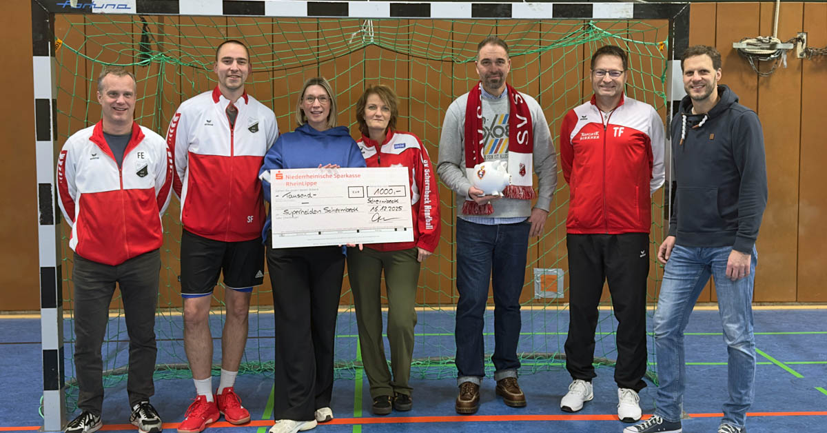 Der Nikolaus kam zu den Superhelden: Handballer des SV Schermbeck sammeln Spenden für das Superhelden-Team.