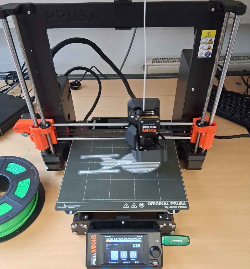 Teilnehmende der Gesamtschule Schermbeck bauen gemeinsam mit der Hochschule Rhein-Waal einen 3D-Drucker.