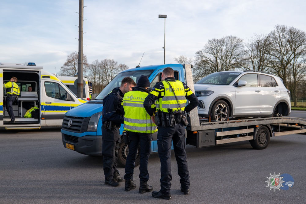 Polizei und niederländische Politie kontrollieren gemeinsam ein Abschleppfahrzeug.