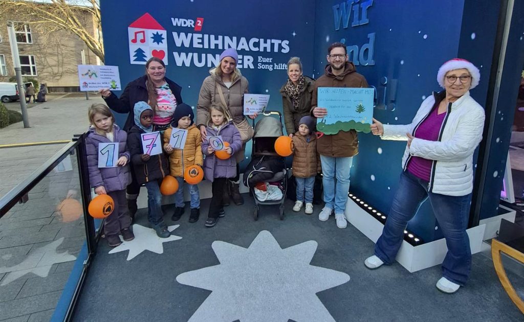 Großer Moment für kleine Spender: Die Waldwürmer Raesfeld beim Besuch des WDR 2 Weihnachtswunders.