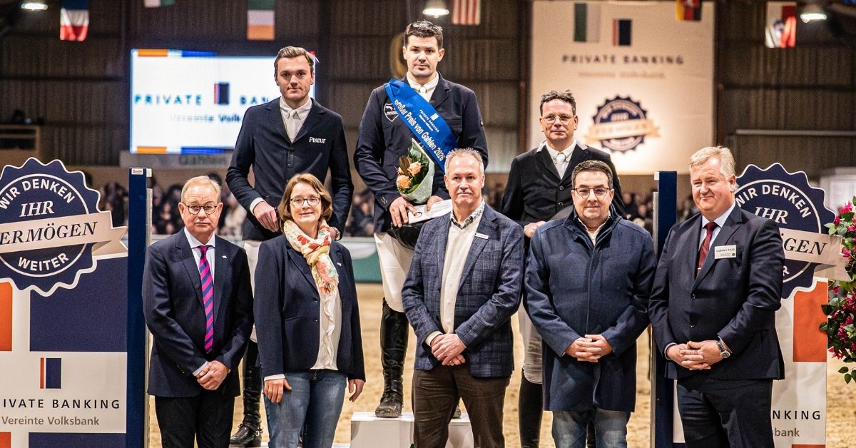 Siegerehrung im Großen Preis von Gahlen 2026: Benjamin Wulschner setzte sich vor Sören Suppert und Toni Haßmann durch. Alle drei Reiter konnten den Großen Preis von Gahlen in ihrer Karriere bereits einmal gewinnen. Foto: Patricia Welp