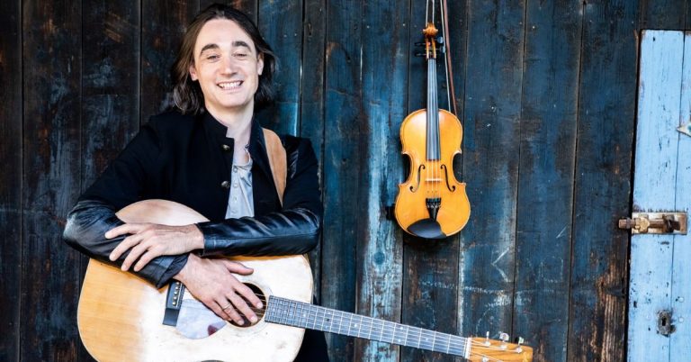 Andrew Cadie ist am 22. Februar 2026 mit Soul-Folk-Songs bei den Marienthaler Winterabenden im KU(LTUR)-STALL zu Gast.