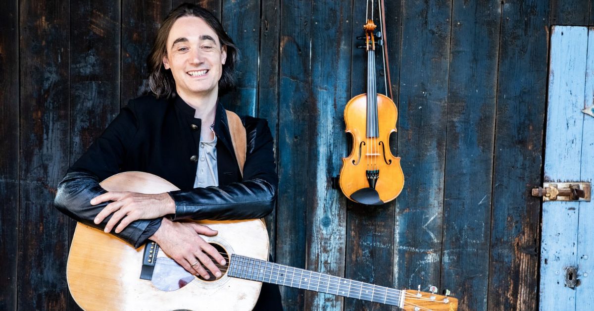 Andrew Cadie ist am 22. Februar 2026 mit Soul-Folk-Songs bei den Marienthaler Winterabenden im KU(LTUR)-STALL zu Gast.