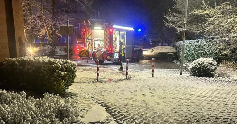 Die Feuerwehr Schermbeck öffnete am frühen Donnerstagmorgen eine Wohnung an der Weseler Straße, nachdem ein ausgelöster Heimrauchmelder einen Einsatz ausgelöst hatte. Foto: Feuerwehr Schermbeck