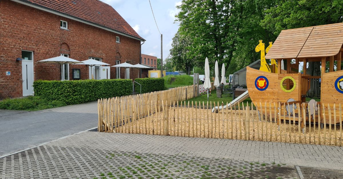 Direkt neben dem Café lädt eine Terrasse mit kleinem Spielplatz zum Verweilen ein. Foto: Lühlerheide Schermbeck