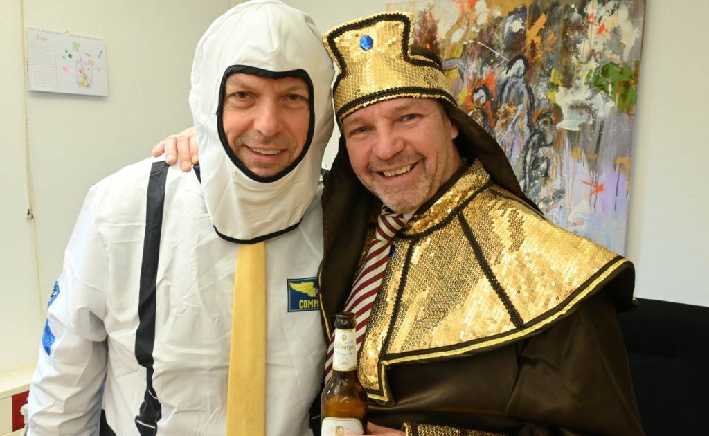 Altweiber-Party Schermbeck: Bürgermeister Rexforth und Gerd Abelt in Feierlaune