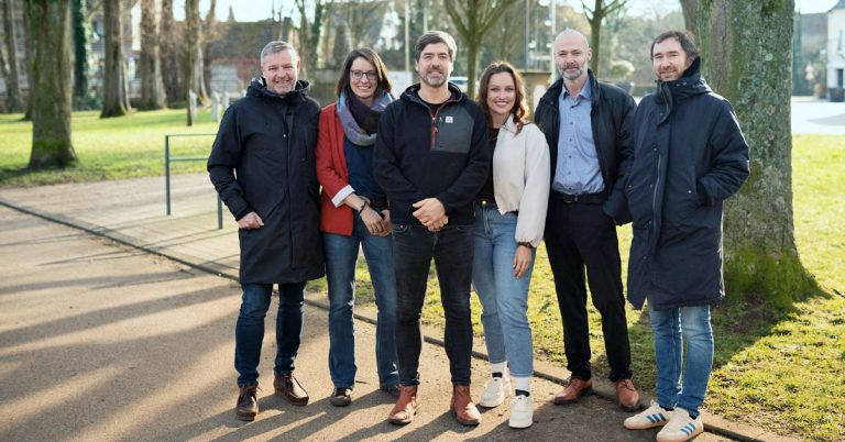 Bürgermeister Mike Rexforth, Stephanie Ziske, Joscha Klees, Ellen Weber, Alexander Thomann und Tobias Basse an der Grundschule Schermbeck
