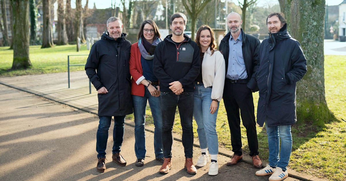 Bürgermeister Mike Rexforth, Stephanie Ziske, Joscha Klees, Ellen Weber, Alexander Thomann und Tobias Basse an der Grundschule Schermbeck