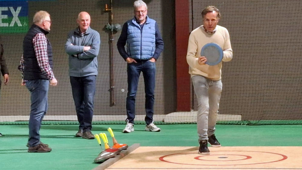 Teams aus Schermbeck beim Eisstockturnier in der Selecao Soccerhalle während der Premiere am 31. Januar 2026