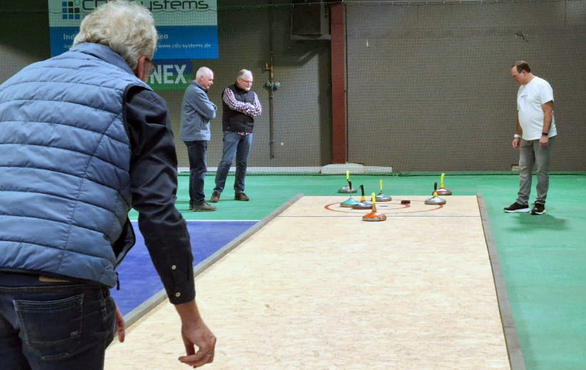 Teams aus Schermbeck beim Eisstockturnier in der Selecao Soccerhalle während der Premiere am 31. Januar 2026