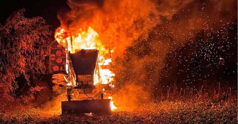 PKW-Brand in Schermbeck: Traktor brennt