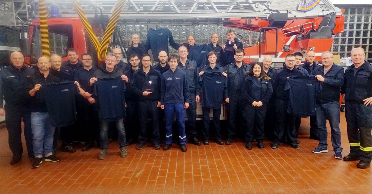 Förderverein spendet Shirts an Feuerwehr Schermbeck