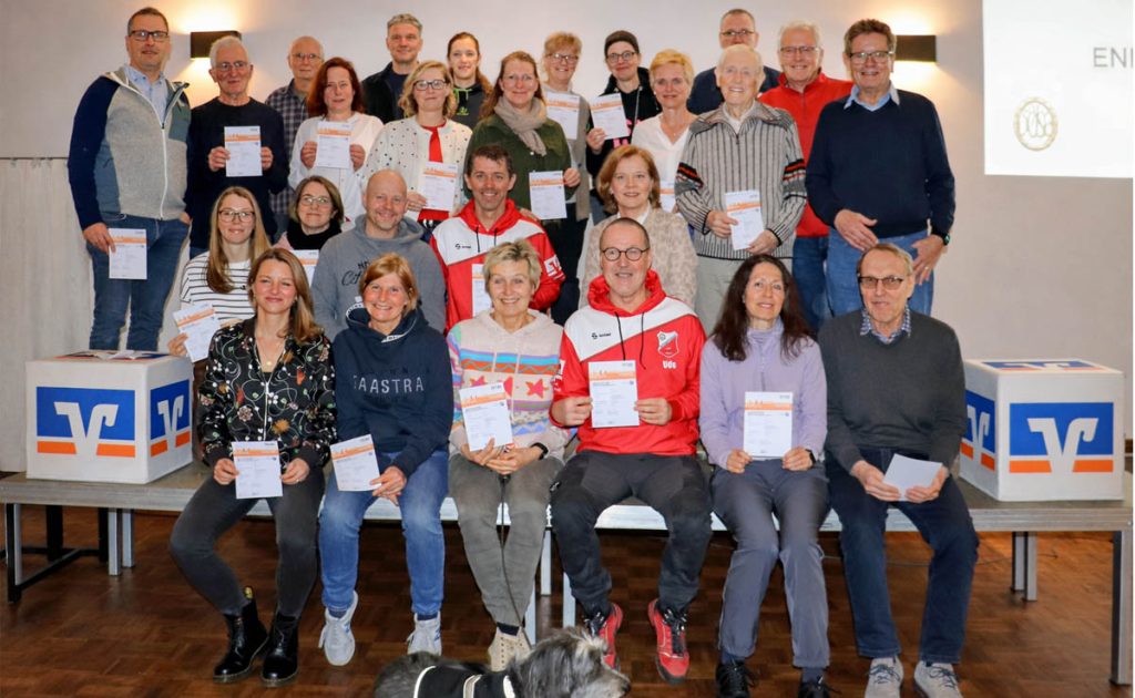 Erwachsene Sportlerinnen und Sportler des SV Schermbeck bei der Sportabzeichen-Verleihung im Ramirez