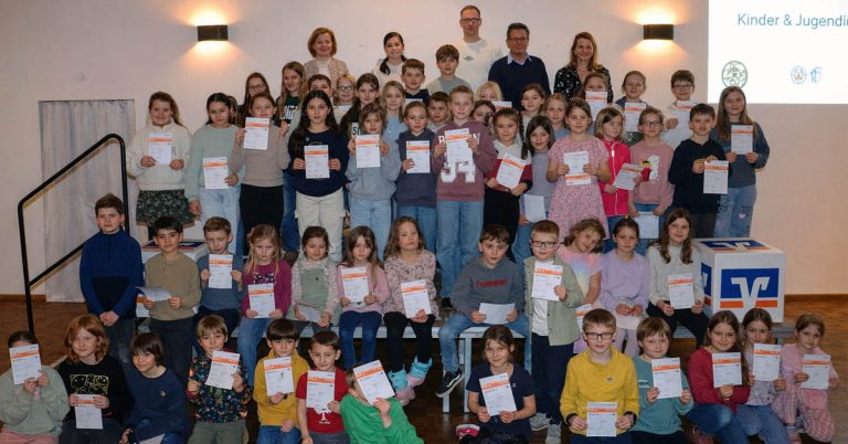 Kinder und Jugendliche des SV Schermbeck bei der Sportabzeichen-Verleihung im Saal Ramirez