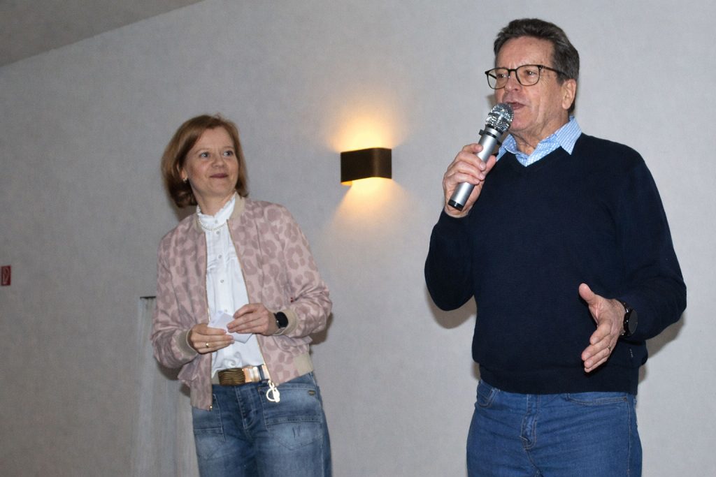 Begrüßung durch Ulrich Stiemer bei frt Sportabzeichen-Verleihung des SV Schermbeck, daneben Kirsten Klein-Bösing