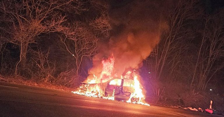 PKW Brand Östricher Straße Schermbeck: Fahrzeug steht in Vollbrand