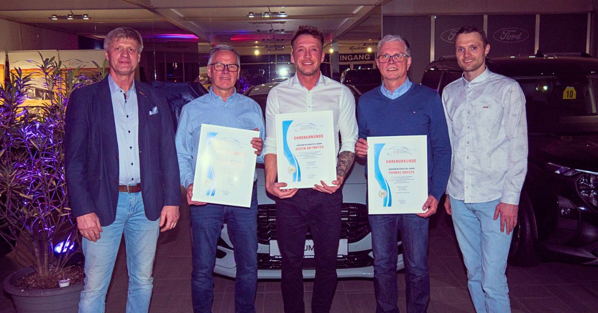 Dieter Böwing (links) und Daniel Böwing (rechts) ehren Justin Reitmeyer, Thomas Droste und Wolfgang Rieken für ihre langjährige Betriebszugehörigkeit im Autohaus Böwing. Foto: Haug