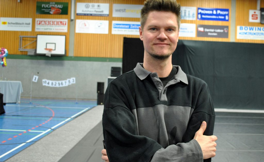 Chefchoreograf Sebastian Spahn beim Heimturnier des Tanzclub Grün-Weiß Schermbeck